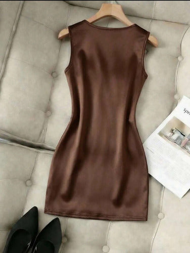 Vestido De Fiesta Corto Raso Cuello V Con Detalle Kica Chocolate Raso S