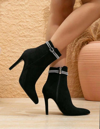 Botinetas Taco Alto Con Cadenita Brillosa Kica